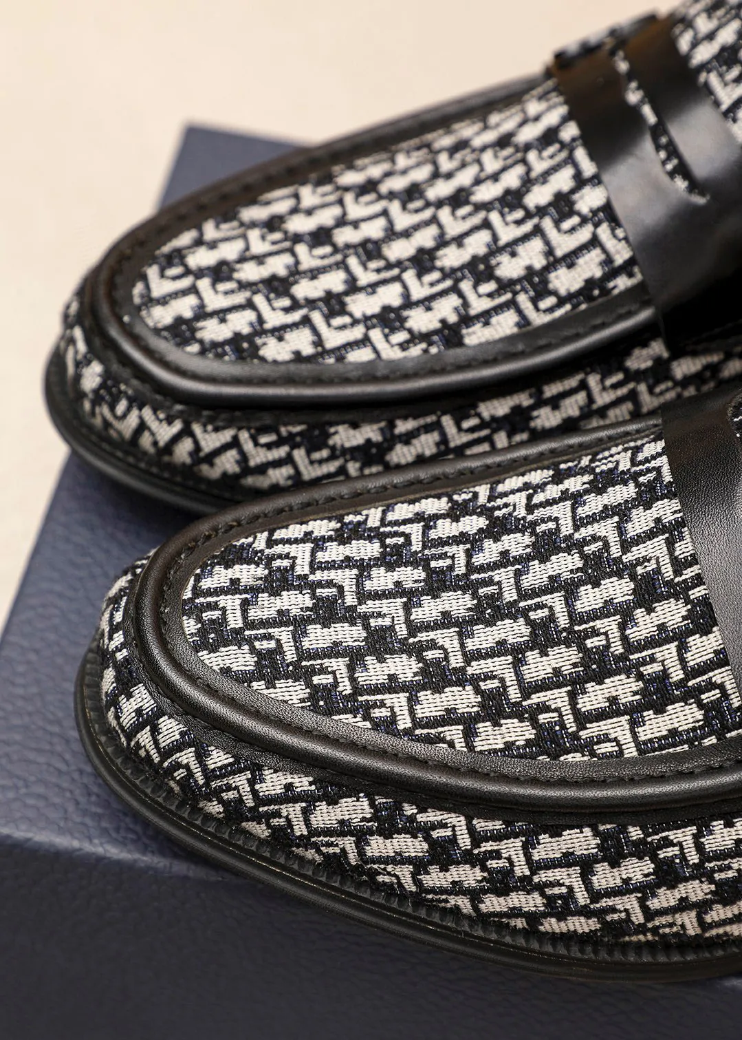 Men's shoes 💰480 💐 Product trademark: Dior "Dior" casual leather shoes Regular size: 39-44 (38.45.46🉑️Customized) Product materials: Selected Italian imported first-layer calfskin upper, imported water-dyed 🐂 cowhide lining. Strong three-dimensional visual effect, original outsole color: 2 colors available
